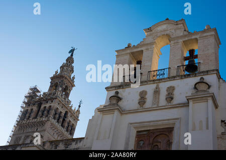 Sevilla, Spanien. La Girlada und der Glockenturm der Puerta del Perdón (Tür der Vergebung) an der Kathedrale von Sevilla. Stockfoto