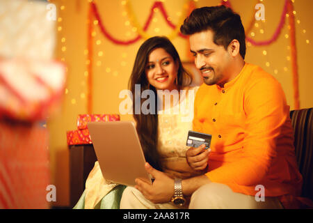 Indische Paar feiert Diwali. Auf dekorativen Hintergrund. Stockfoto