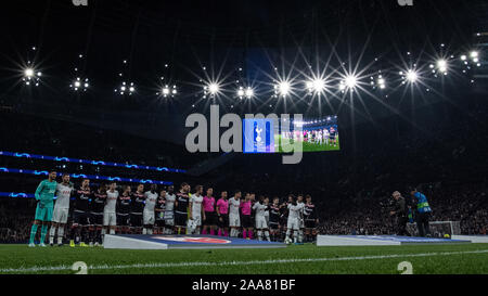 LONDON, ENGLAND - 22. Oktober: Tottenham Hotspur und Crvena Zvezda teams Line up für gleiche Spiel Anzeige vor dem Kick off während der UEFA Champions Leag Stockfoto