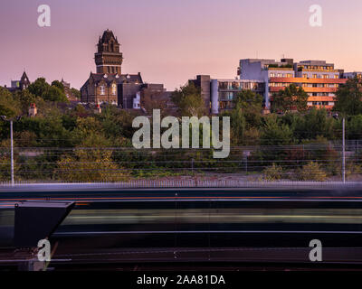 London, England, Großbritannien - 17 September, 2019: Die Great Western Railway Zug Ladbroke Grove bei Sonnenuntergang, mit St Charles Krankenhaus und Unterbringung von Norden Stockfoto