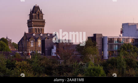 London, England, UK - 17. September 2019: Der Turm von St. Charles Krankenhaus steht in der North Kensington Viertel von London. Stockfoto