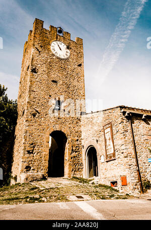 Artimino Toskana Itali Altstadt City Gate unter blauem Himmel, schöne alte Turm Stockfoto