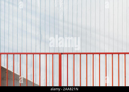 Red Steel bar Zaun und weiße stripped Wand, abstrakte urbane minimalen Hintergrund Stockfoto