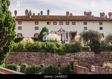 Artimino, Toskana, Italien, wunderschönen Medici-Villa La Ferdinanda oder Cento Camini Fassade in seinem eleganten immergrünen Garten Stockfoto