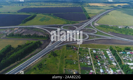 Luftbild neue Autobahn. Eine Drohne Fliegen in großer Höhe über eine neue Kreuzung Stockfoto