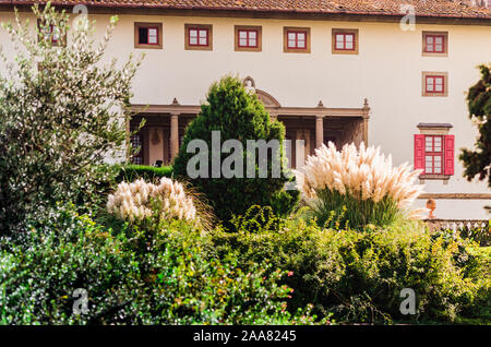 Artimino, Toskana, Italien, wunderschönen Medici-Villa La Ferdinanda oder Cento Camini Fassade Detail in seinem eleganten immergrünen Garten Stockfoto