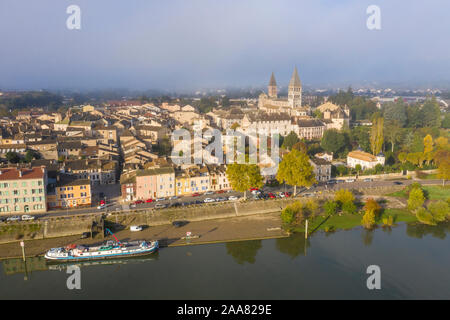 Frankreich, Saone-et-Loire, Tournus, Saône Kai, die Stadt und den Kirchturm von St. Philibert abbatial Kirche (Luftbild) // Frankreich, Saône-et-Loire (71) Stockfoto