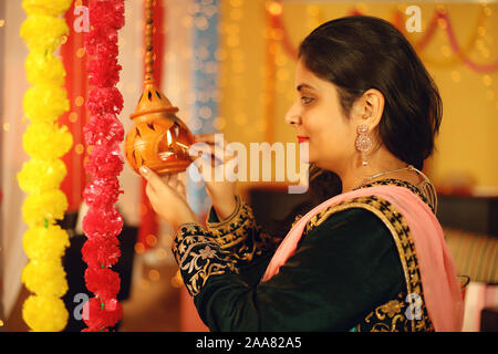 Indische Frau feiert Diwali. Auf dekorativen Hintergrund. Stockfoto