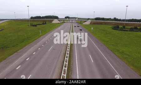 Luftbild Drohne fliegt über moderne breite Autobahn, Autos fahren Stockfoto