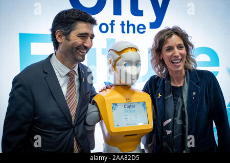 Barcelona, Spanien. Nov, 2019 19. Die Ratsherren der Generalitat de Catalunya, der digitalen Politik, Jordi Puigneró und Empresa y Wissen, Maria Àngels, bei der Präsentation der Informationen Roboter der Pal Robotik Marke während der Messe. Ersten Tag des Smart City Expo Weltausstellung, die Städte zu befähigen und kollektivieren städtischen Innovation. Es hat den Besuch von 400 internationalen Experten, 45.000 m 2 und 844 Unternehmen weltweit. Es findet statt vom 19. bis 21. Nov 2019. Credit: SOPA Images Limited/Alamy leben Nachrichten Stockfoto