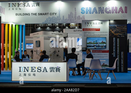 Barcelona, Spanien. Nov, 2019 19. Der Stand der Chinesischen Firma INESA während der Messe. Ersten Tag des Smart City Expo Weltausstellung, die Städte zu befähigen und kollektivieren städtischen Innovation. Es hat den Besuch von 400 internationalen Experten, 45.000 m 2 und 844 Unternehmen weltweit. Es findet statt vom 19. bis 21. Nov 2019. Credit: SOPA Images Limited/Alamy leben Nachrichten Stockfoto