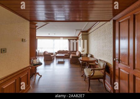 Wohnzimmer mit Holzmöbeln von einer großen Suite in einem Luxushotel Stockfoto