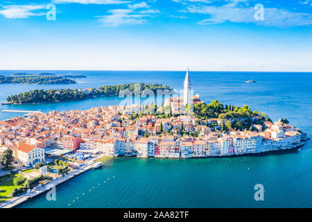 Kroatien, Panoramablick auf den schönen blauen Adria Küste in Istrien, luftbild der Altstadt von Rovinj Stockfoto