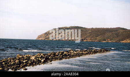 MÖLLE Skåne Schweden die malerische Aussicht vom Hafen mit Kullaberg Natur reserv im Fond Stockfoto