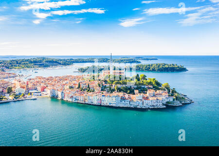 Kroatien, Panoramablick auf den schönen blauen Adria Küste in Istrien, luftbild der Altstadt von Rovinj Stockfoto