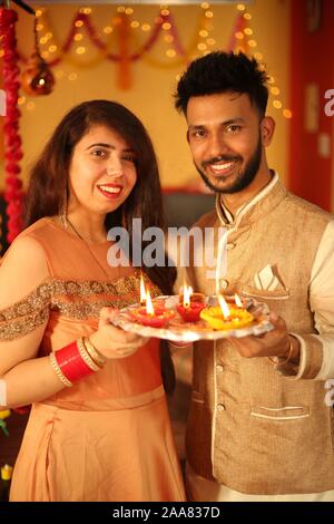 Indische Paar feiert Diwali. Auf dekorativen Hintergrund. Stockfoto