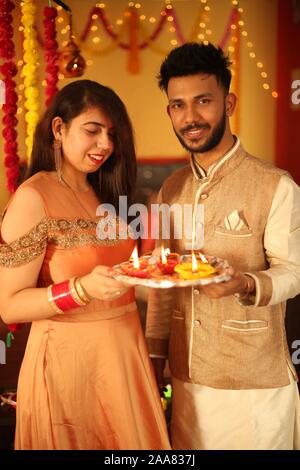 Indische Paar feiert Diwali. Auf dekorativen Hintergrund. Stockfoto