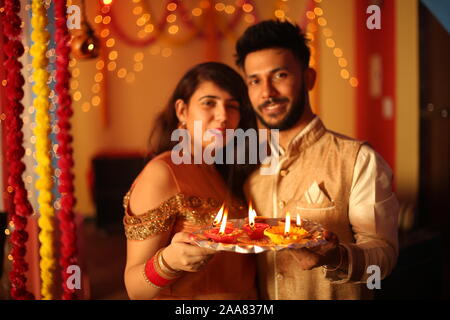 Indische Paar feiert Diwali. Auf dekorativen Hintergrund. Stockfoto
