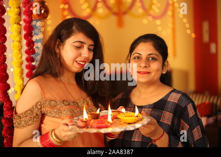 Indischer womans Feiert Diwali. Auf dekorativen Hintergrund. Stockfoto