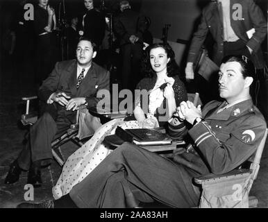 Regisseur MERVYN LeROY Vivien Leigh in Kostüm wie Myra und Robert Taylor im Kostüm als ROTY CRONIN auf offener Satz während der Dreharbeiten von WATERLOO BRIDGE 1940 Regisseur Mervyn LeRoy spielen Robert E. Sherwood Metro Goldwyn Mayer Stockfoto