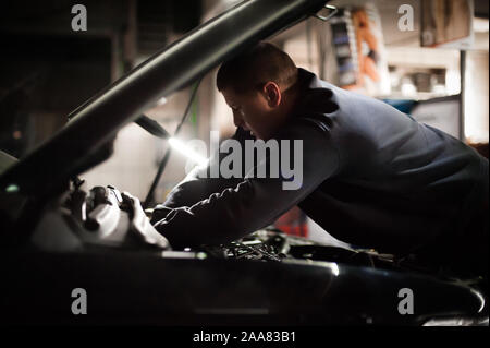 Auto master Automechaniker Werkstatt Service Techniker überprüft und Reparaturen den Motor Zustand unter der Motorhaube des Fahrzeugs Service Shop Stockfoto