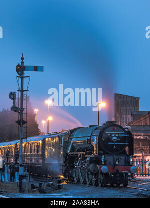 Night Shot der A 1 Dampflok 60163 Tornado warten auf Abflug im Dunkeln bei Severn Valley Railway Station Kidderminster. Stockfoto