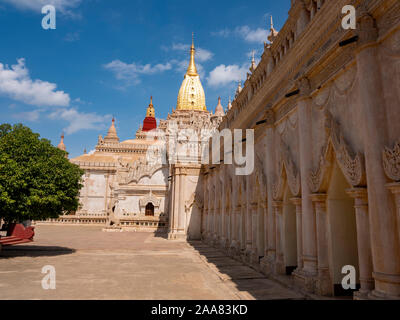 Die herrliche Ananda Tempel in der archäologischen Zone des alten Bagan (Pagan), Myanmar (Burma), die von der Regierung von Indien wiederhergestellt Stockfoto