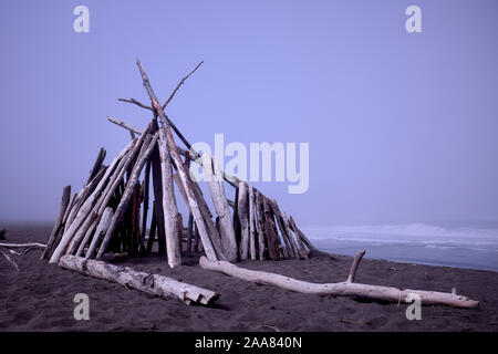 Ein treibholz Tierheim auf Manchester Beach, Kalifornien, USA Stockfoto