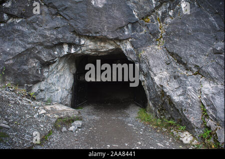 Eingang zur dunklen Höhle im Felsen Stockfoto