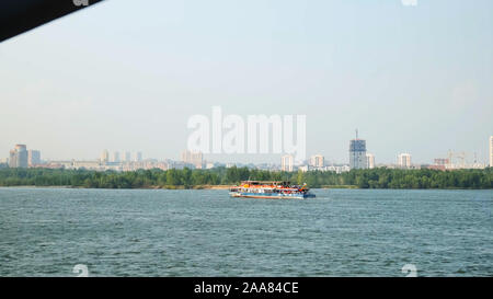 Russland, NOWOSIBIRSK 07-17-2019: Motor Boot Kreuzfahrt auf dem Fluss Touristen tragen Stockfoto