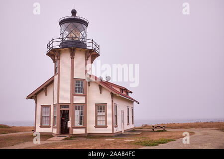 Point Cabrillo Leuchtturm im Nebel mit Lampe leuchten, Kalifornien, USA Stockfoto