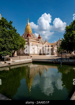 Die herrliche Ananda Tempel in der archäologischen Zone des alten Bagan (Pagan), Myanmar (Burma), die von der Regierung von Indien wiederhergestellt Stockfoto