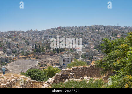 Blick auf die Stadt und das römische Amphitheater von der Zitadelle, Amman, Jordanien Stockfoto