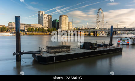 London, England, Großbritannien - 12 September, 2019: ein Cluster der Hochhäuser steigen neben der Royal Festival Hall und Hungerford Brücke auf der Londoner South Stockfoto