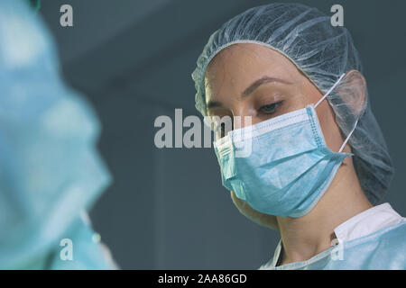 Nahaufnahme des Chirurgen an der Arbeit. Stockfoto