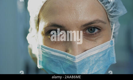 Extra in der Nähe von Auge des Operateurs. Sie ist müde, nach der Operation, der Blick in die Kamera Stockfoto