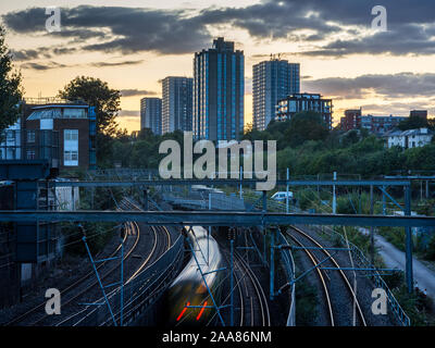 London, England, Großbritannien - 5 September, 2019: Die Sonne hinter dem Hochhaus Rat Gehäuse tower Blocks des Chalcots Immobilien hinter Camden Kreuzung Stockfoto