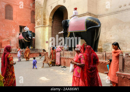 Bikaner, Rajasthan, Indien: Gruppe der indischen Frauen Touristen und Kindern innerhalb des Junagarh Fort. Zwei riesige Statuen der Elefanten sind am Eingang Stockfoto