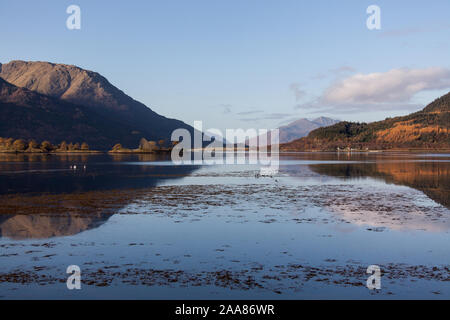 Bereich von Glencoe, Schottland. Morgen Blick auf Loch Leven nach Westen in Richtung North Ballachulish vom Ufer des Invercoe, in der Nähe des Dorfes von Glencoe Stockfoto