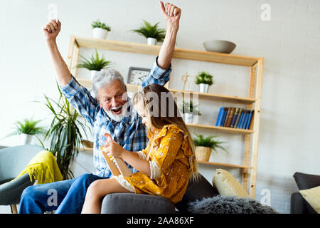 Großvater und Kind zusammen spielen zu Hause. Glück, Familie, relathionship, lernen Konzept. Stockfoto