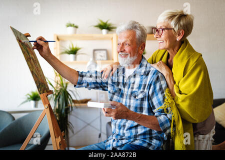 Portrait von lächelnden schönen älteren Ehepaar Malerei Stockfoto