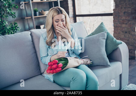 Portrait von ihr, daß sie schöne attraktive hübsche Heiter Heiter wellenförmig - behaartes Mädchen sitzen auf divan Lesen süße Postkarte Glückwunsch schreien Berühren von Wörtern an Stockfoto