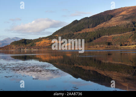 Bereich von Glencoe, Schottland. Malerische herbstlichen Morgen Blick auf Loch Leven. Stockfoto