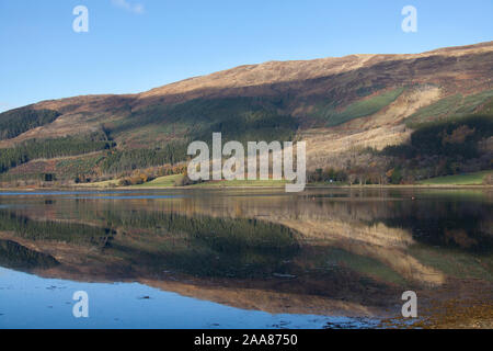 Bereich von Glencoe, Schottland. Malerische herbstlichen Morgen Blick auf Loch Leven. Stockfoto