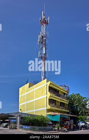 Kommunikation mast überragt apartment Gehäuse. Thailand Südostasien Stockfoto