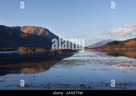 Bereich von Glencoe, Schottland. Morgen Blick auf Loch Leven nach Westen in Richtung North Ballachulish vom Ufer des Invercoe, in der Nähe des Dorfes von Glencoe Stockfoto