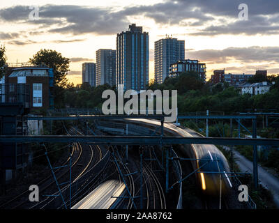 London, England, Großbritannien - 5 September, 2019: Die Sonne hinter dem Hochhaus Rat Gehäuse tower Blocks des Chalcots Immobilien hinter Camden Kreuzung Stockfoto