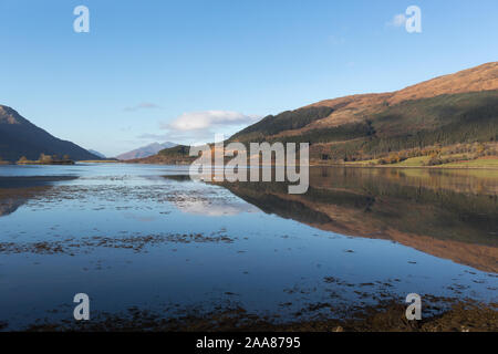 Bereich von Glencoe, Schottland. Morgen Blick auf Loch Leven nach Westen in Richtung North Ballachulish vom Ufer des Invercoe, in der Nähe des Dorfes von Glencoe Stockfoto