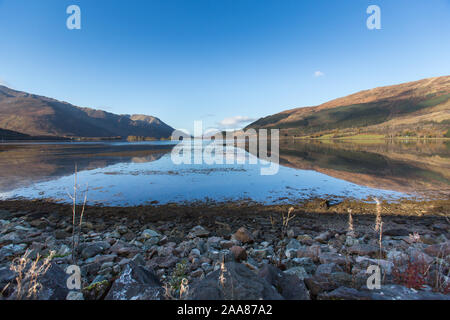 Bereich von Glencoe, Schottland. Morgen Blick auf Loch Leven nach Westen in Richtung North Ballachulish vom Ufer des Invercoe, in der Nähe des Dorfes von Glencoe Stockfoto