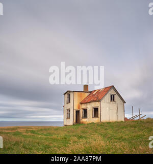 Eine alte vergessene Haus steht am Strand in Island. Stockfoto